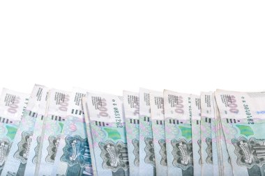 Yüzeyde bulunan beyaz üzerine izole edilmiş 1000 Rus rublesinin arkaplanı
