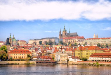 Prag, Çek Cumhuriyeti - 25 Ekim 2019: Prag 'ın eski kısmının panoraması Eski Şehir Köprüsü Kulesi' nden. Vltava nehri, Hradcany bölgesi ve Prag Kalesi üzerindeki güzel manzara..