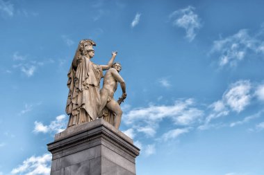 Berlin, Almanya - 9 Aralık 2019: Schloss Köprüsü 'ndeki heykel (Schlossbruecke) - Yunan tanrıçası Athena genç kahramanı koruyor. Gustav Blaeser, 1854