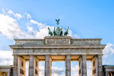 Berlin, Almanya - 9 Aralık 2019: Branderburger Tor kapıları arkasında güzel bulutlar olan insanlar olmadan