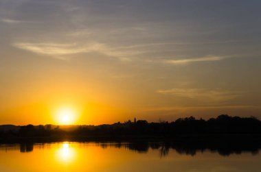 Gölet üzerinde renkli günbatımı