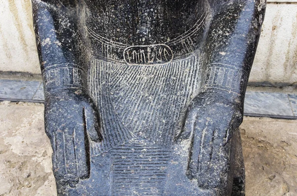Osa muinaista patsasta alueella — kuvapankkivalokuva