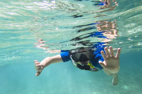 Adolescent dans un masque et un tube — Photo