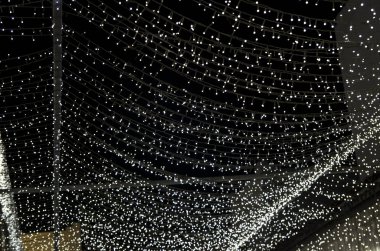 Gece gökyüzü arka planı parlayan çelenk