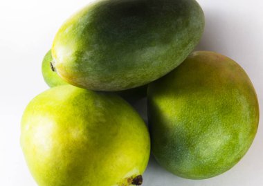 Beyaz arka plan üzerinde birkaç mango meyve