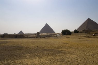 Giza piramitleri ve sfenks ile peyzaj