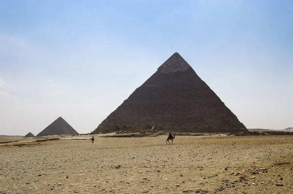 Τρεις Πυραμίδες Στον Ορίζοντα Γκίζα — Φωτογραφία Αρχείου