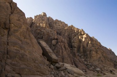 Şafakta Sina Dağları yamacında