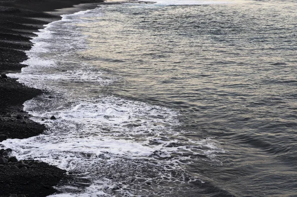 Морской Серфинг Катится Черному Пляжу — стоковое фото