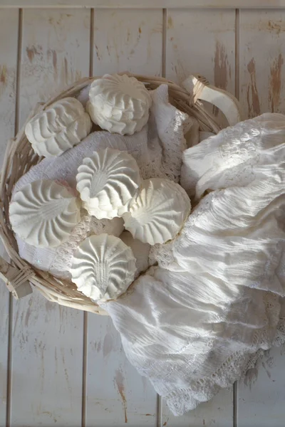 Zephyr atau Zefir, makanan manis Rusia, kartu antik dengan zefir putih, renda putih dan meja lusuh, gambar vertikal — Stok Foto