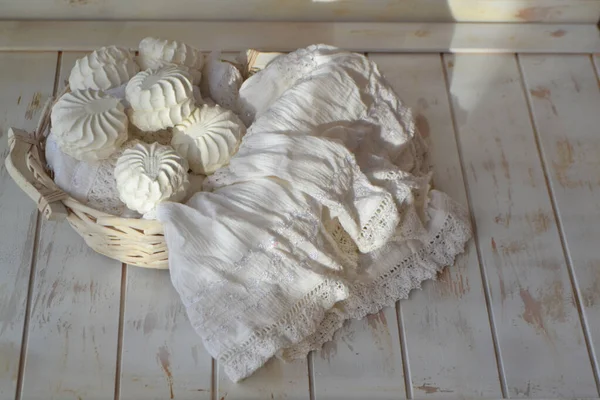 Zephyr atau Zefir, Russian Style Marshmallow atau meringue atau souffle. Kartu vintage putih dengan ruang fotokopi — Stok Foto