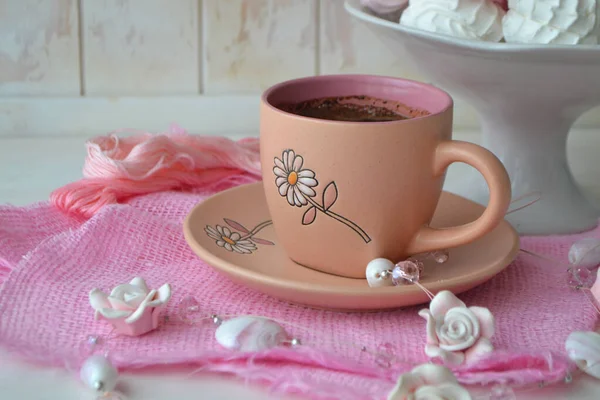 Xícara de café preto com zefir arejado fofo ou zephir, prato russo. Cartão vintage em rosa e branco — Fotografia de Stock