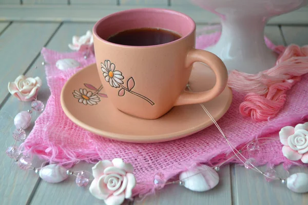 Завтрак с розовой чашкой кофе и домашним русским зефиром или зефиром нежным утром. Пастельный винтажный фон — стоковое фото