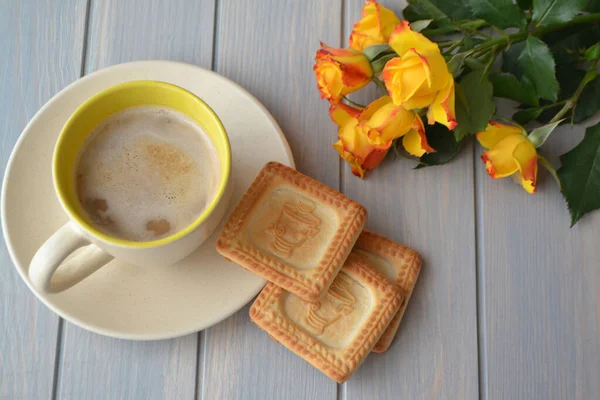 Cappuccino fragrante com biscoitos frescos, rosas amarelas em uma mesa azul pastel. A vista de cima. Bolinhos com samovar russo — Fotografia de Stock