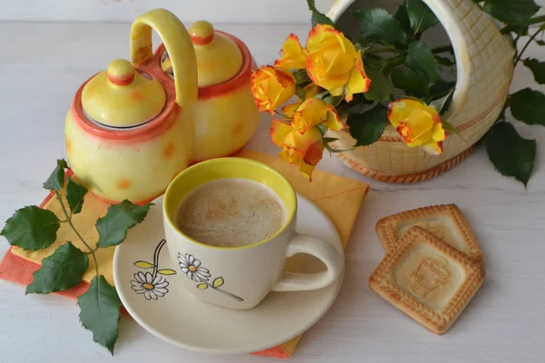 Tasse Kaffee oder Cappuccino mit einem Strauß gelber Rosen. Grußkarten-Vorlage. Hintergrund für Muttertag, Hochzeitseinladung, Gruß- und Einladungskarte, Valentinstag Hintergrund — Stockfoto