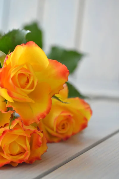 Gelbe Rosen Blumen auf hölzernem Hintergrund — Stockfoto