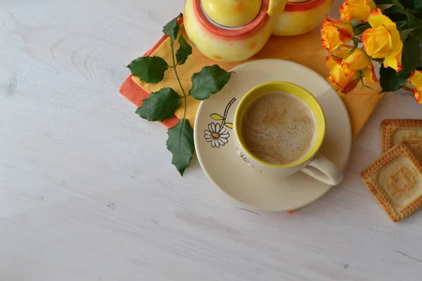 Xícara de café da manhã, cappuccino e buquê de rosas amarelas em fundo de madeira, flat lay, vista superior. Espaço para texto — Fotografia de Stock