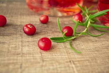 Ahşap arka planda vahşi ormandan taze kızılcıklar. Seçici odak