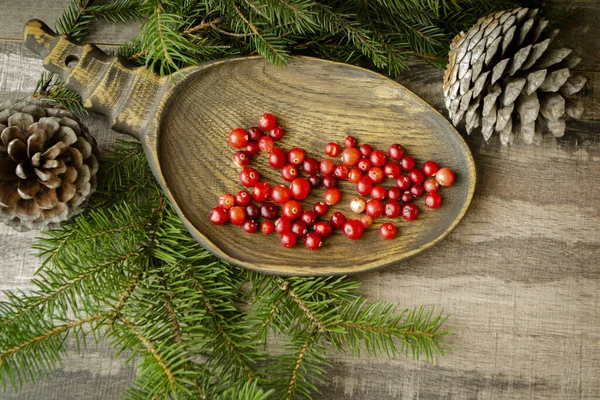 Immagine in stile rustico, cucina sana, mirtillo selvatico foresta su tavolo di legno, con ramo di abete e coni, cucina russa — Foto Stock