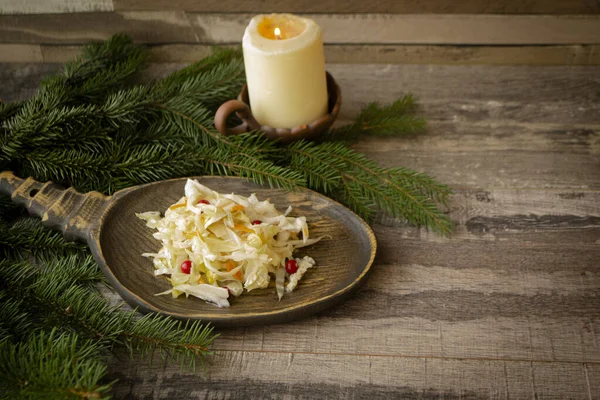 Crauti con carote e mirtillo su un piatto di legno. Stile country, immagine invernale, copiare spazio — Foto Stock
