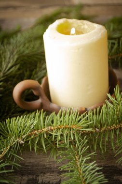 Kış yaşam tarzı kartı. Noel süslemesi yanan mum, köknar dalları, dikey görüntü