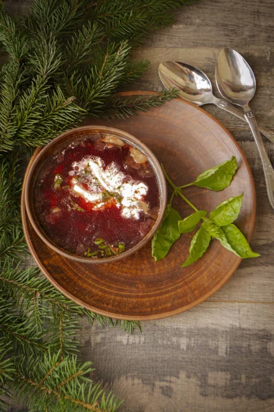 Borscht rojo hecho de remolacha, verduras y carne con crema agria sobre un fondo de madera, vista superior de la imagen vertical — Foto de Stock