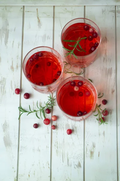 Журавлинний червоний напій на Різдво, вертикальне зображення — стокове фото