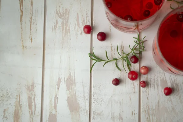 Cocktail rinfrescante disintossicante rosso di mirtillo rosso, immagine di posa piatta — Foto Stock