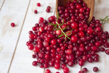 Köhne bir masada ahşap bir kasede taze yaban mersini.