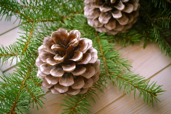 Kiefernzweig und Zapfen auf blauem Holztisch — Stockfoto