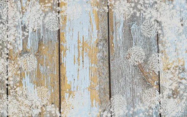 Fundo de Natal com flocos de neve em tábuas de madeira textura em tons de chá e turquesa — Fotografia de Stock