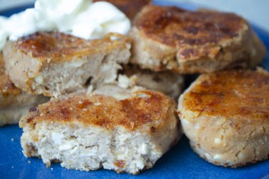 Rus kırsal mutfağı, kremalı karabuğday peynirli krep, yakın çekim.