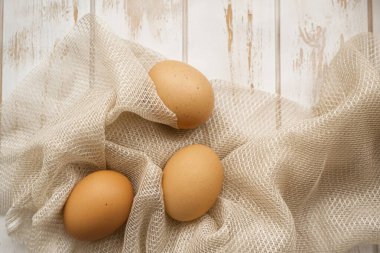 Paskalya konsepti - eski püskü ahşap teble üzerinde taze kahverengi yumurtalar