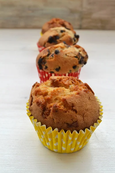 Muffin ai mirtilli con zucchero a velo e bacche fresche, immagine verticale — Foto Stock