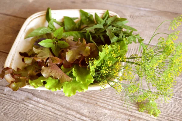 Butterhead, folhas frescas em tigela vintage branco com legumes no fundo de madeira gasto. Salada de mistura — Fotografia de Stock