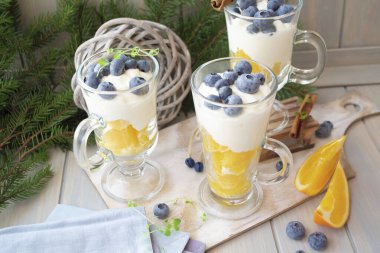 Sağlıklı organik tatlı, böğürtlenli, portakallı ve kremalı barlar..