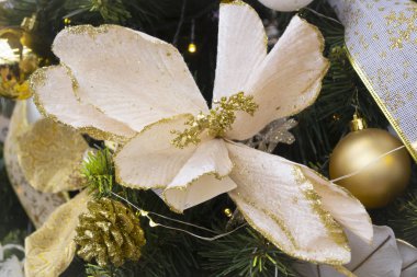 Noel arşivinde çam dalları, beyaz noktalı çiçekler ve Noel ağacında altın ipek kurdele.