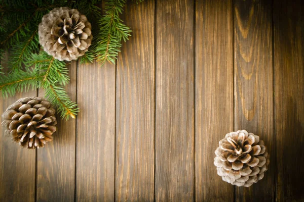 Natale in legno rustico sfondo con rami di abete e coni, vista dall'alto con spazio copia . — Foto Stock