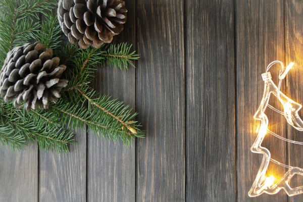 Abete di Natale con coni su sfondo rustico in legno con spazio copia per biglietto di auguri — Foto Stock