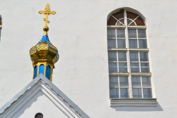 Église orthodoxe en Biélorussie, détails du clocher avec mur blanc neige et vitrail voûté. Fermer l'image — Photo