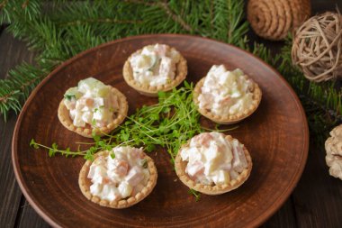 Patatesli Rus salatalı tart, salatalık, yumurta, mantar ve mayonez. Noel masası