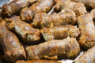 Büyük bir tabakta ızgara domuz sosisi. Doku arkaplanını kapat