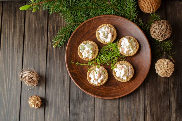 Insalata tradizionale russa Olivier in tartoletta, immagine laica piatta — Foto Stock