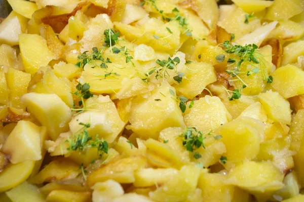 Gefrituurde aardappelen in een ijzeren pan, gele textuur van dichtbij — Stockfoto