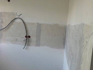 Tamamlanmamış bina içi, mutfak duvarı. Dairede tamirat var..