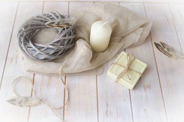 Sehpada kuş tüyü olan doğal organik sabun.