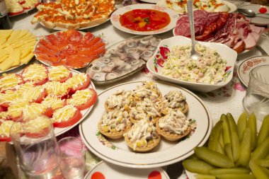 Geleneksel Rus yemekleriyle dolu cömert ve misafirperver bir masa. Yeni yıl tatili, Noel, Paskalya ve arkadaşlara doğum günü hediyesi olarak servis ediliyor..