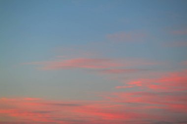 Dramatik gün batımı ve gün doğumu gökyüzü. Güzel doğal arkaplan