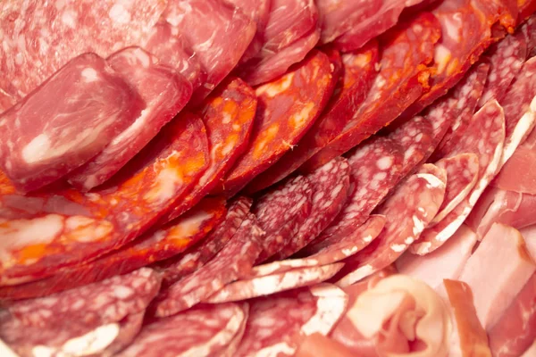 Wędzone mięso i kiełbasy plastry asortyment, tło tekstury — Zdjęcie stockowe