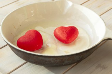 Sağlıklı kahvaltı. Kırsal bölgede kızarmış kalp yumurtası. Eski püskü beyaz masa.